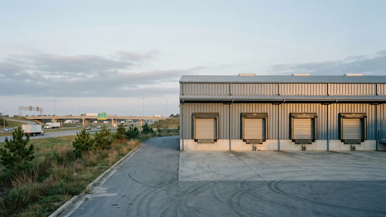 Trades and light-manufacturing warehouse near the I-12 / I-55 corridor in Hammond, Louisiana